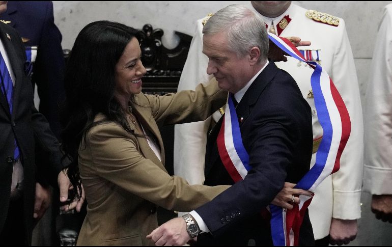 La presidenta del Senado, Paulina Núñez, a la izquierda, le coloca la banda presidencial al presidente entrante Jose Antonio Kast durante su toma de posesión en Valparaíso, Chile, el miercoles 11 de marzo de 2026. AP/E. Felix