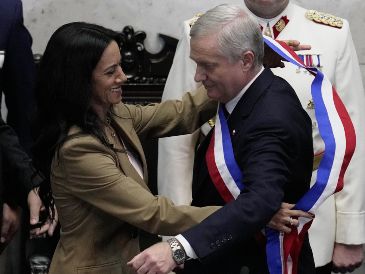 La presidenta del Senado, Paulina Núñez, a la izquierda, le coloca la banda presidencial al presidente entrante Jose Antonio Kast durante su toma de posesión en Valparaíso, Chile, el miercoles 11 de marzo de 2026. AP/E. Felix