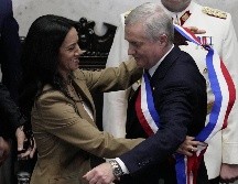 La presidenta del Senado, Paulina Núñez, a la izquierda, le coloca la banda presidencial al presidente entrante Jose Antonio Kast durante su toma de posesión en Valparaíso, Chile, el miercoles 11 de marzo de 2026. AP/E. Felix