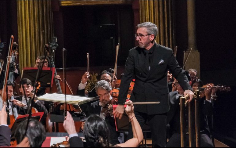 Para José Luis Castillo, el director de la orquesta, el programa no es simplemente una sucesión cronológica de estilos, sino una forma de mostrar cómo ciertos lenguajes musicales continúan dialogando a lo largo del tiempo. CORTESÍA / OFJ
