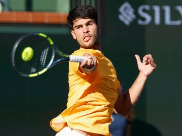 Alcaraz  mantiene un inicio de temporada perfecto (15-0), tras haber ganado el US Open y el torneo ATP 500 de Doha. EFE/J. Mabanglo