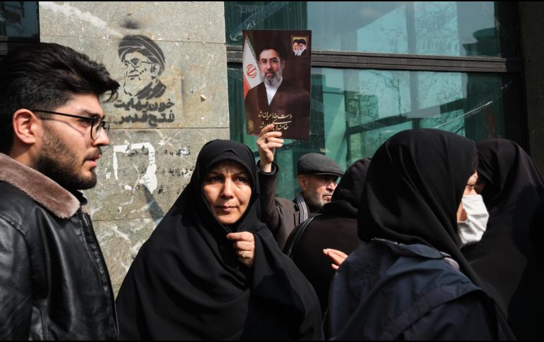 Hombre sostiene un retrato del nuevo líder supremo de Irán, Mojtaba Jameneí, en Teherán. EFE/J. León