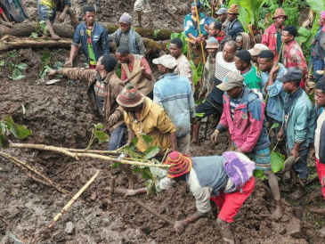 Vecinos de a zona buscan cuerpos de las víctimas de un alud de lodo en el distrito de Gacho Baba, en a región de Gamo, en el sur de Etiopía. AP/ Departamento de Comunicación del gobierno del distrito de Gacho Baba