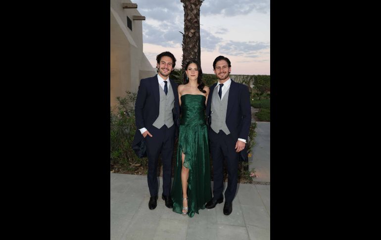 Juan Álvaro, Sofía y Eduardo Flores Loyo. GENTE BIEN JALISCO / Revista del 13 de marzo 2026