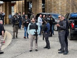 Agentes policiales resguardan la sinagoga Temple Israel tras un reporte de tiroteo, en el municipio de West Bloomfield, Michigan. AP/C. Williams