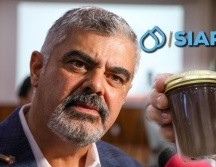 Un ciudadano pidió al director del Siapa analizar una muestra de agua en un frasco. EL INFORMADOR / A. Navarro