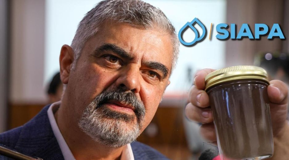 Un ciudadano pidió al director del Siapa analizar una muestra de agua en un frasco. EL INFORMADOR / A. Navarro