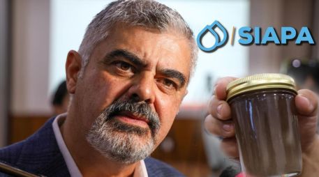 Un ciudadano pidió al director del Siapa analizar una muestra de agua en un frasco. EL INFORMADOR / A. Navarro