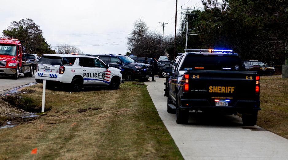 En los minutos posteriores al ataque, se podía ver humo saliendo en grandes bocanadas de la sinagoga, que también alberga un centro de primera infancia. EFE/S. JARRIS