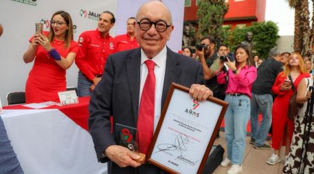 El primero en recibir su galardón fue el notario Vidal González Durán, quien ha sido militante tricolor por más de 55 años. Se ha desempeñado como tesorero del PRI estatal, diputado y regidor. EL INFORMADOR / A. Navarro