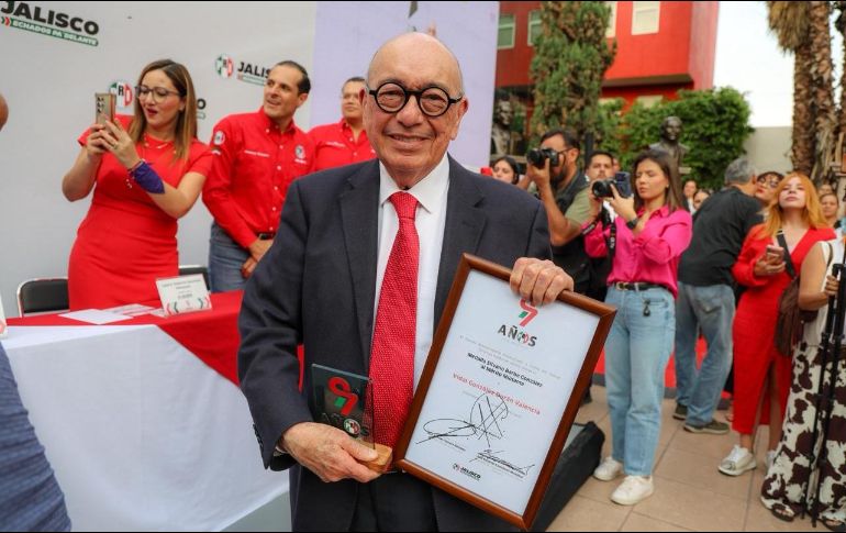 El primero en recibir su galardón fue el notario Vidal González Durán, quien ha sido militante tricolor por más de 55 años. Se ha desempeñado como tesorero del PRI estatal, diputado y regidor. EL INFORMADOR / A. Navarro