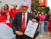 El primero en recibir su galardón fue el notario Vidal González Durán, quien ha sido militante tricolor por más de 55 años. Se ha desempeñado como tesorero del PRI estatal, diputado y regidor. EL INFORMADOR / A. Navarro