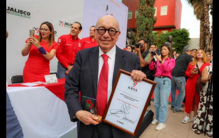 El primero en recibir su galardón fue el notario Vidal González Durán, quien ha sido militante tricolor por más de 55 años. Se ha desempeñado como tesorero del PRI estatal, diputado y regidor. EL INFORMADOR / A. Navarro