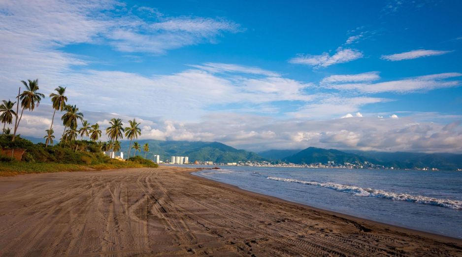 Puerto Vallarta ofrece playas hermosas y un poco de urbanidad para aquellos que disfrutan de una mezcla de ambas. EL INFORMADOR/ Archivo
