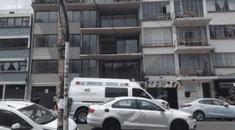 Información preliminar señala que el hombre habitaba en el tercer piso del edificio de cinco niveles y, presuntamente, se habría arrojado hacia la vía pública. ESPECIAL