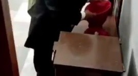 VIDEO: Captan a presunto colaborador de Catedral en Puebla tomando dinero de la limosna