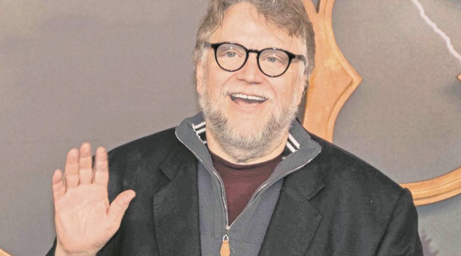 Guillermo del Toro posa durante el encuentro entre los productores de las 10 películas nominadas al premio de la Academia. EL UNIVERSAL
