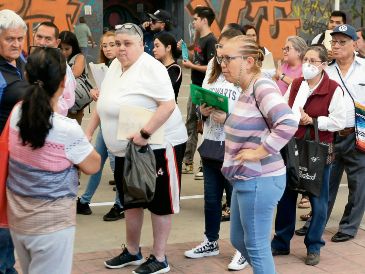 Adultos mayores buscan información sobre programas sociales, mientras el Gobierno revisa el esquema de pensiones en organismos públicos. EL INFORMADOR/ Archivo