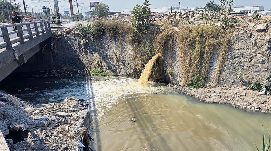 Descargas ilegales de aguas residuales a cauces y canales contaminan el sistema hídrico de la ciudad, ante la débil vigilancia y escasas sanciones. ESPECIAL