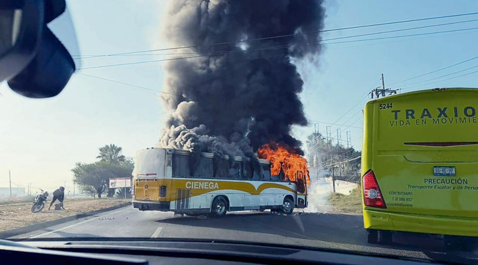 Camión de pasajeros durante los bloqueos y ataques registrados tras el operativo federal en Jalisco. EL INFORMADOR/ Archivo