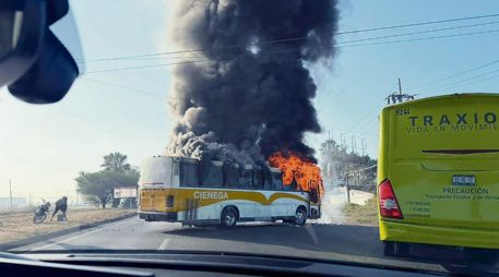 Camión de pasajeros durante los bloqueos y ataques registrados tras el operativo federal en Jalisco. EL INFORMADOR/ Archivo