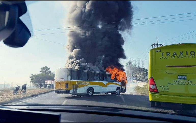 Camión de pasajeros durante los bloqueos y ataques registrados tras el operativo federal en Jalisco. EL INFORMADOR/ Archivo