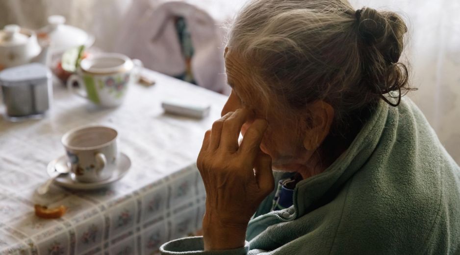 Manifestaciones como tos persistente, estornudos, falta de aire y opresión en el pecho suelen interpretarse como resfriados o cuadros gripales, lo que retrasa la identificación de una alergia. ESPECIAL / CANVA