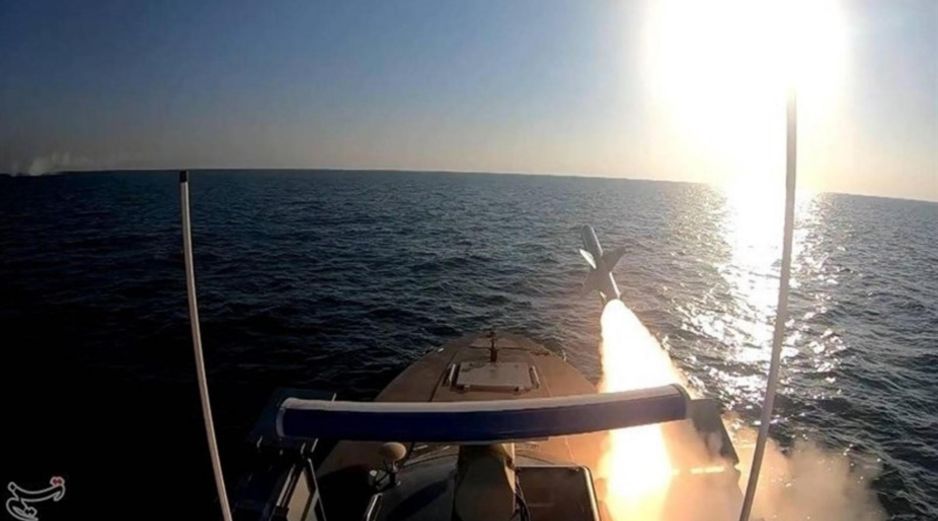 Estas advertencias llegaron después de que Estados Unidos atacara anoche objetivos militares en la isla de Jarg, donde se almacena el 90% del petróleo que Irán exporta al mundo. EFE / Hossein / Tasnim News