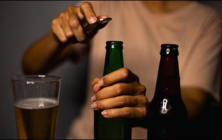 Es importante leer el contenido del medicamento para saber qué ingredientes tiene y preguntarle al médico acerca de cómo pueden interactuar las medicinas con el alcohol. ESPECIAL / CANVA