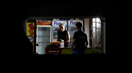Personas hablan al interior de un mercado durante un apagón en La Habana (Cuba). EFE/ Ernesto Mastrascusa