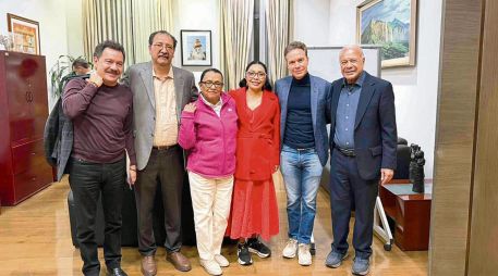 La secretaria de Gobernación, Rosa Icela Rodríguez (abrigo rosa), presidió una reunión con senadores de los partidos aliados a Morena, PVME y PT para alcanzar acuerdos de apoyo al plan B. SUN