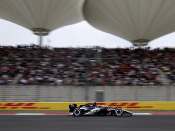 Sergio Pérez cruzó la meta de Shanghái en el puesto 15. EFE/A. Martínez