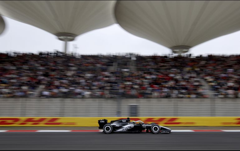 Sergio Pérez cruzó la meta de Shanghái en el puesto 15. EFE/A. Martínez