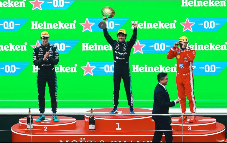 George Russell,  Kimi Antonelli y Lewis Hamilton; los primeros en el GP de China. EFE/A. Plavevski