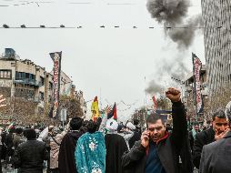 Una manifestación en pro del régimen de los ayatolás marchó entre bombardeos. AFP