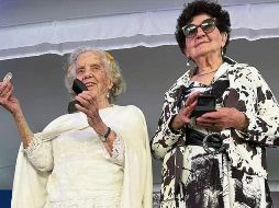 Elena Poniatowska y Margo Glantz posan en el escenario de la FILCO. ESPECIAL
