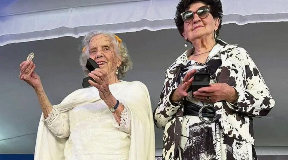 Elena Poniatowska y Margo Glantz posan en el escenario de la FILCO. ESPECIAL