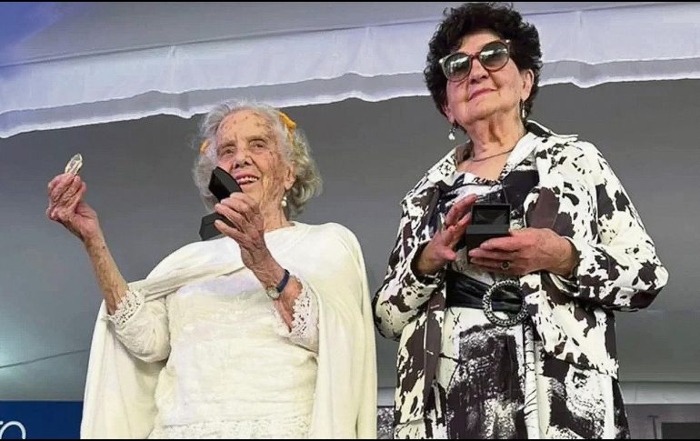Elena Poniatowska y Margo Glantz posan en el escenario de la FILCO. ESPECIAL