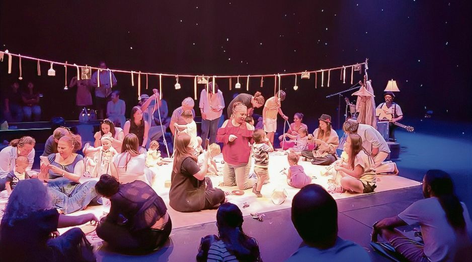 La puesta en escena propone una experiencia sensorial donde música, juego y cercanía construyen un primer acercamiento al teatro. CORTESÍA