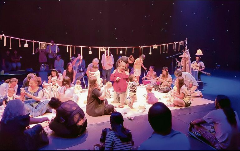 La puesta en escena propone una experiencia sensorial donde música, juego y cercanía construyen un primer acercamiento al teatro. CORTESÍA