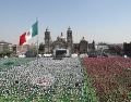 Personas participan en la "Clase masiva de futbol" en la explanada del Zócalo de la Ciudad de México. EFE/M. Guzmán