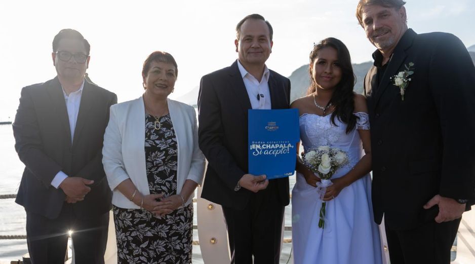 En el brindis oficial, el Presidente municipal reiteró sus mejores deseos para los nuevos matrimonios. AYUNTAMIENTO DE CHAPALA