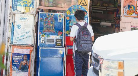 Un joven juega en una máquina tragamonedas instalada en un comercio. EL INFORMADOR/ J. Acosta