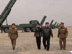 Corea del Norte lanzó hasta una docena de misiles en un ejercicio de prueba este fin de semana. EFE / KCNA
