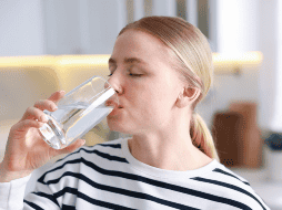 Preparar agua con electrolitos en casa puede ser una alternativa sencilla para apoyar la hidratación diaria, especialmente en momentos de calor, actividad física o cuando el cuerpo necesita recuperar líquidos y minerales perdidos. CANVA