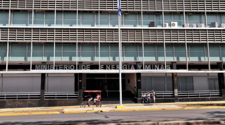 Personas transitan este lunes frente al Ministerio de Energía y Minas en La Habana; Cuba sufrió un nuevo apagón nacional, el sexto en apenas año y medio, informó el Ministerio de Energía y Minas (Minem). EFE/ E. Mastrascusa