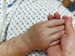 Un emotivo video que muestra la despedida de una pareja de adultos mayores ha generado miles de reacciones en redes sociales. CANVA