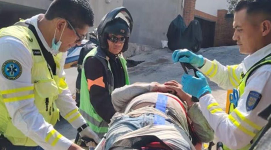 En el lugar, personal del Escuadrón de Rescate y Urgencias Médicas localizó al trabajador en el fondo del barranco con el apoyo de vecinos de la zona, quienes también colaboraron para ubicar con precisión el punto donde había quedado el lesionado. ESPECIAL