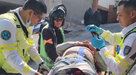 En el lugar, personal del Escuadrón de Rescate y Urgencias Médicas localizó al trabajador en el fondo del barranco con el apoyo de vecinos de la zona, quienes también colaboraron para ubicar con precisión el punto donde había quedado el lesionado. ESPECIAL