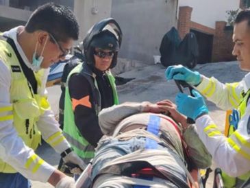 En el lugar, personal del Escuadrón de Rescate y Urgencias Médicas localizó al trabajador en el fondo del barranco con el apoyo de vecinos de la zona, quienes también colaboraron para ubicar con precisión el punto donde había quedado el lesionado. ESPECIAL